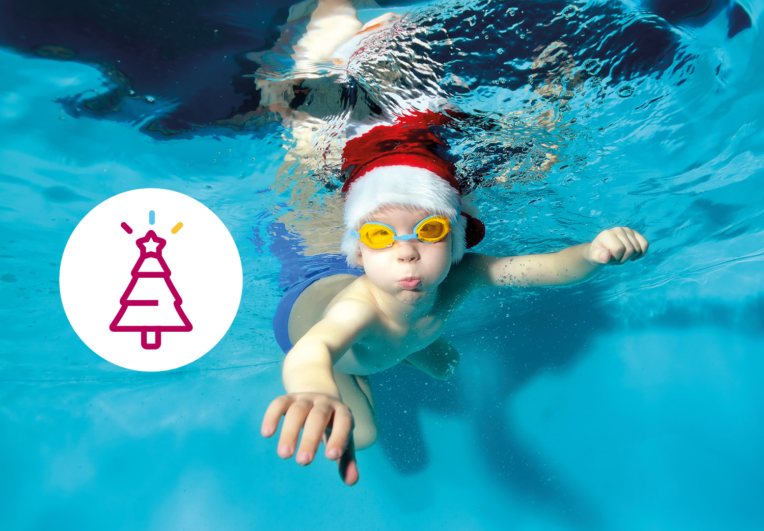 Kind mit einer Nikolausmütze und einer Schwimmbrille unter Wasser