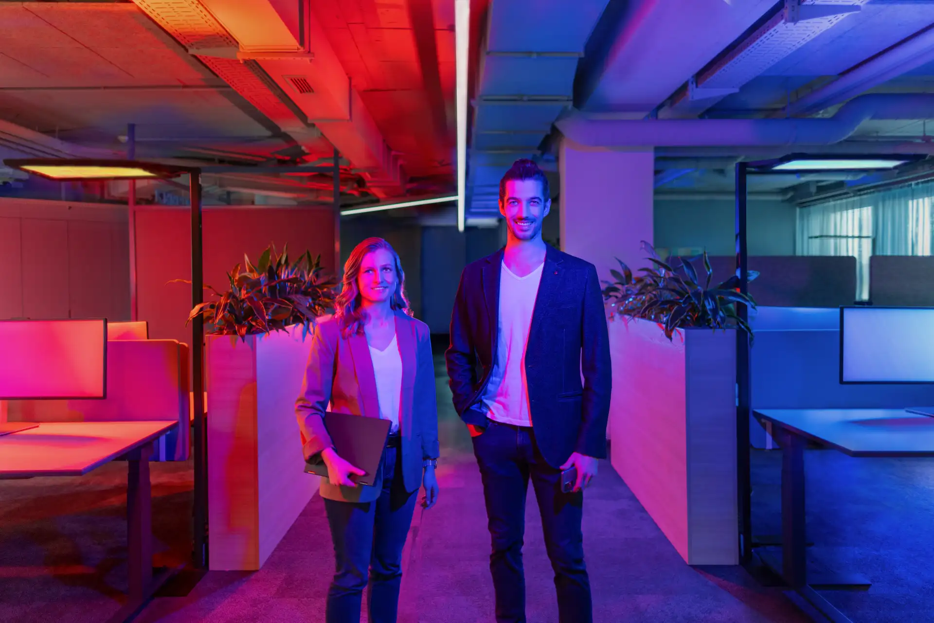 Eine Frau und ein Mann in einem Open Space Büro der NEW AG