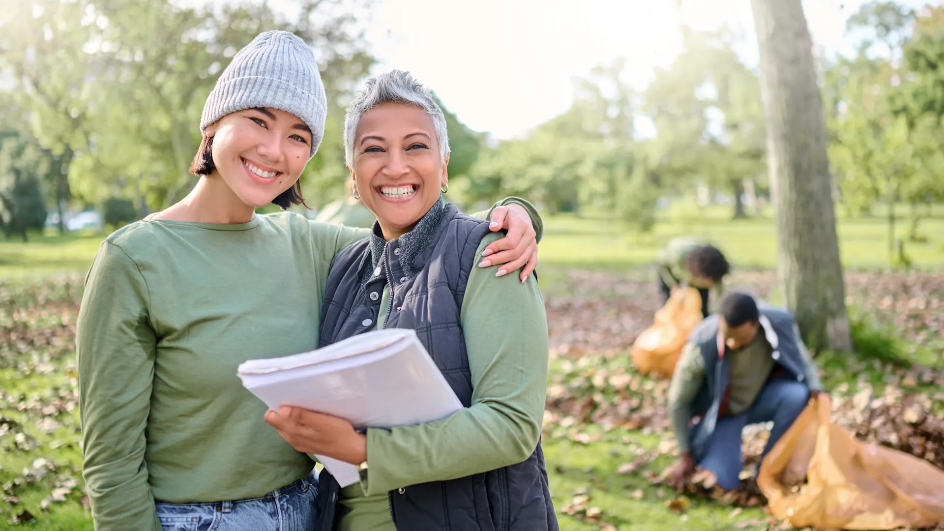 iStock-1478307390 - PeopleImages Eine jüngere und eine ältere Frau stehen gemeinsam auf einer Wiese und lächeln in die Kamera. - Copyright Peopleimages