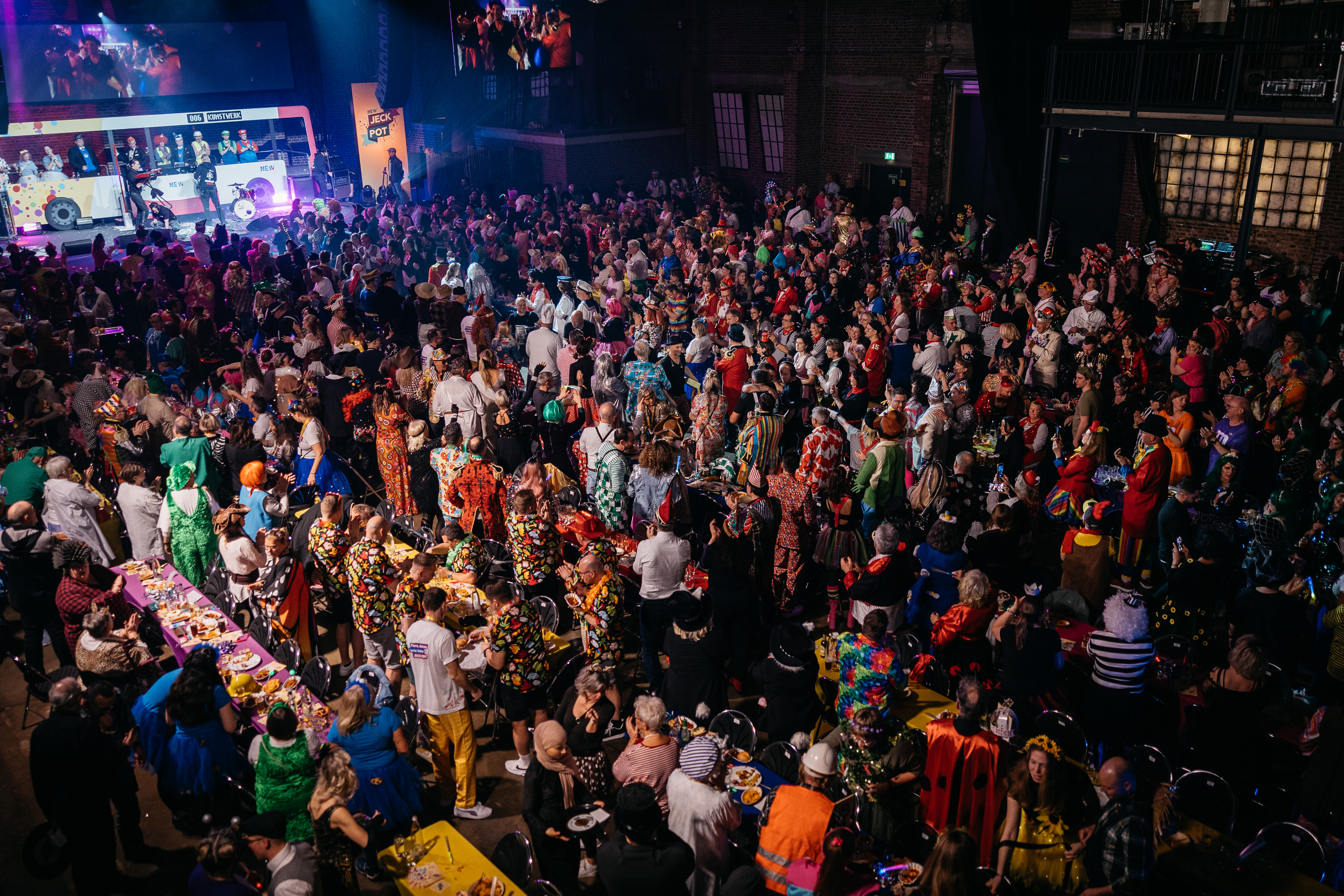 Jeck Pot 2025 Publikum mit Blick auf die Bühne aus der Vogelperspektive. Credit: Felix Küster