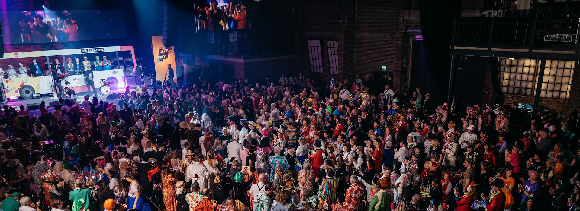 Jeck Pot 2025 - Impressionen Jeck Pot 2025 Publikum mit Blick auf die Bühne aus der Vogelperspektive. Credit: Felix Küster