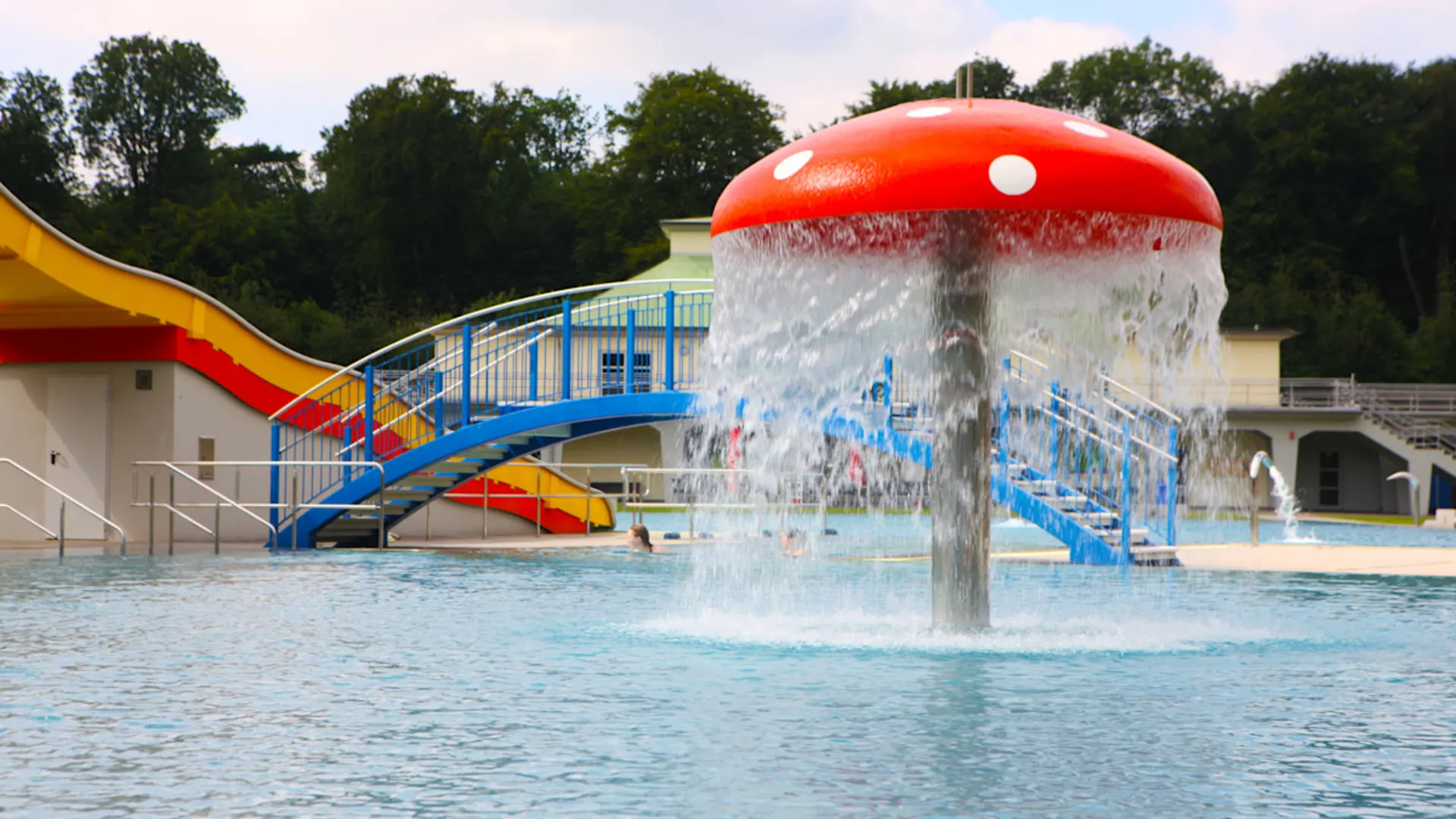 volksbad - Erlebnisbecken Ein sprudelnder, roter Wasserpilz im Freibad im Volksbad.