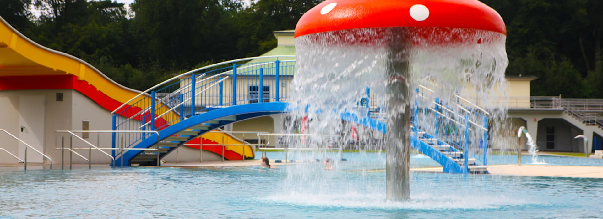 volksbad - Erlebnisbecken Ein sprudelnder, roter Wasserpilz im Freibad im Volksbad.