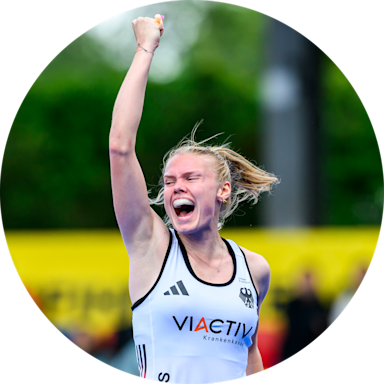 Lilly Stoffelsma streckt den rechten Arm in die Luft und jubelt auf dem Spielfeld - Copyright Worldsportpics