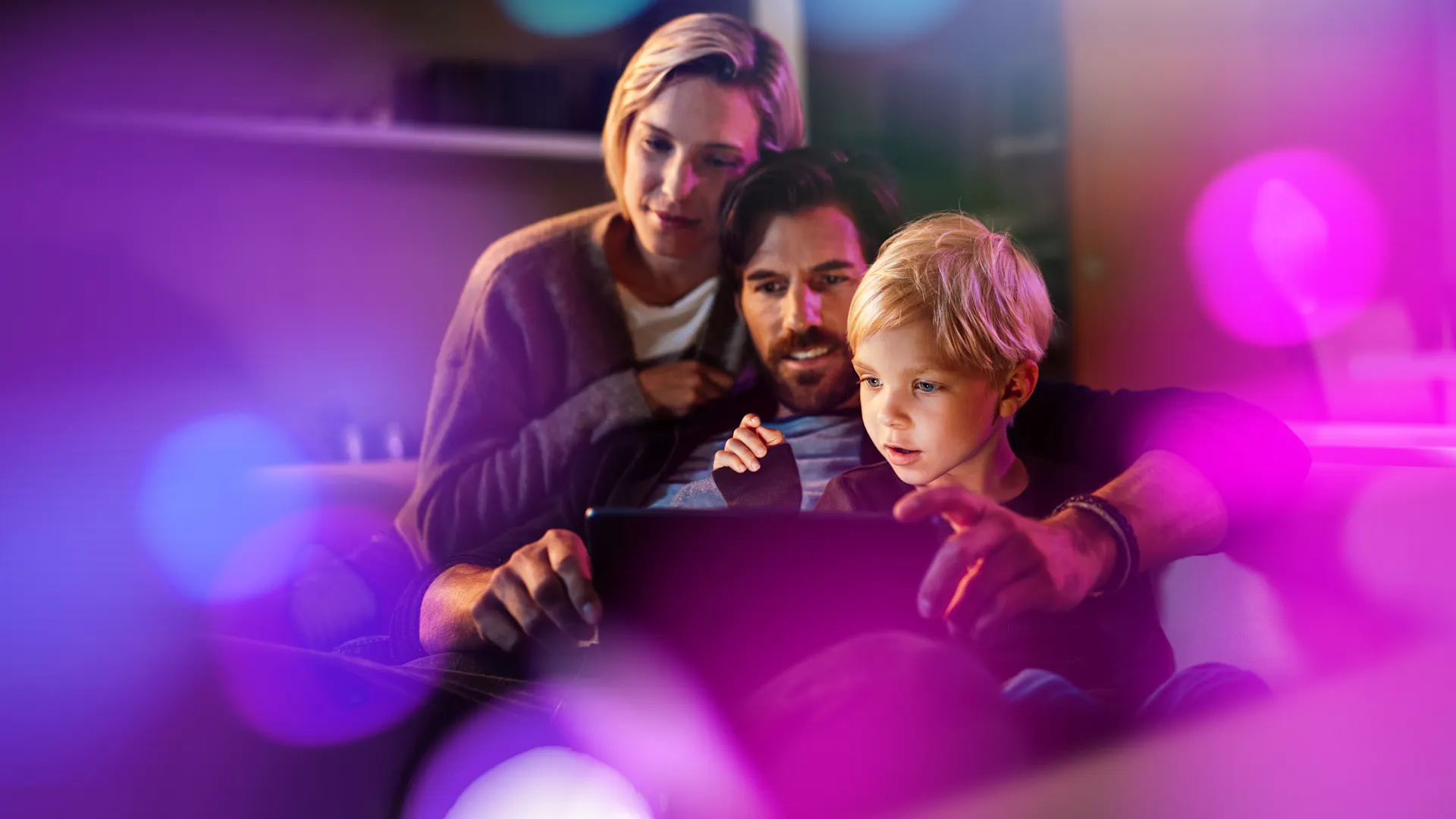 Familie informiert sich digital über die NEW Familie informiert sich digital über die NEW