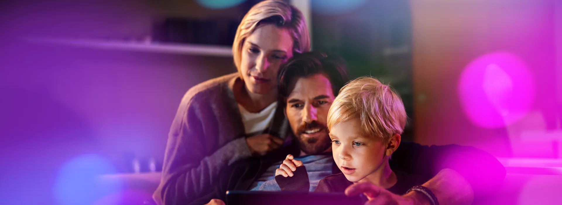 Familie informiert sich digital über die NEW Familie informiert sich digital über die NEW