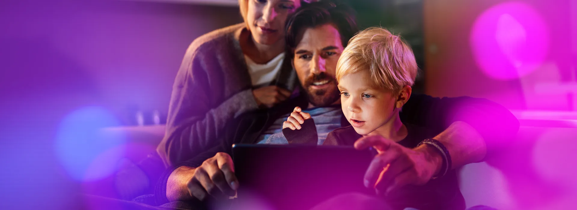 Familie informiert sich digital über die NEW Familie informiert sich digital über die NEW