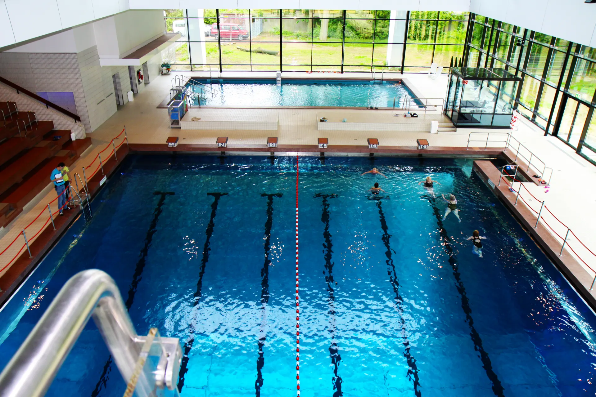 Blick von oben auf das Schwimmerbecken im Stadtbad Rheydt.