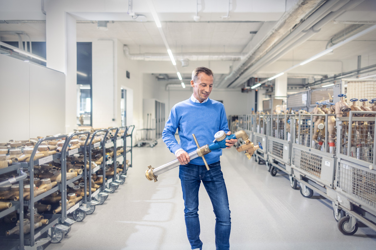 Ein Mitarbeiter holt ein Standrohr aus dem Lager