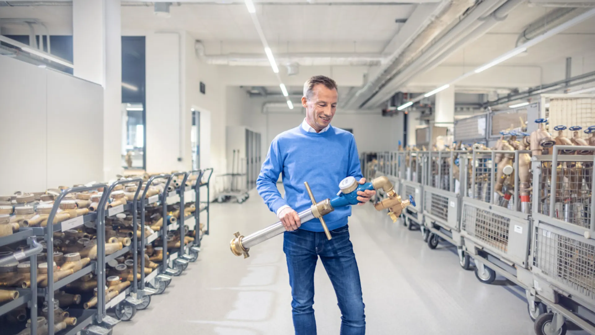 NEW-AG-Standrohrausgabe-Standrohr-leihen-H8A8055-f Ein Mitarbeiter holt ein Standrohr aus dem Lager