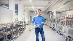 NEW-AG-Standrohrausgabe-Standrohr-leihen-H8A8055-f Ein Mitarbeiter holt ein Standrohr aus dem Lager