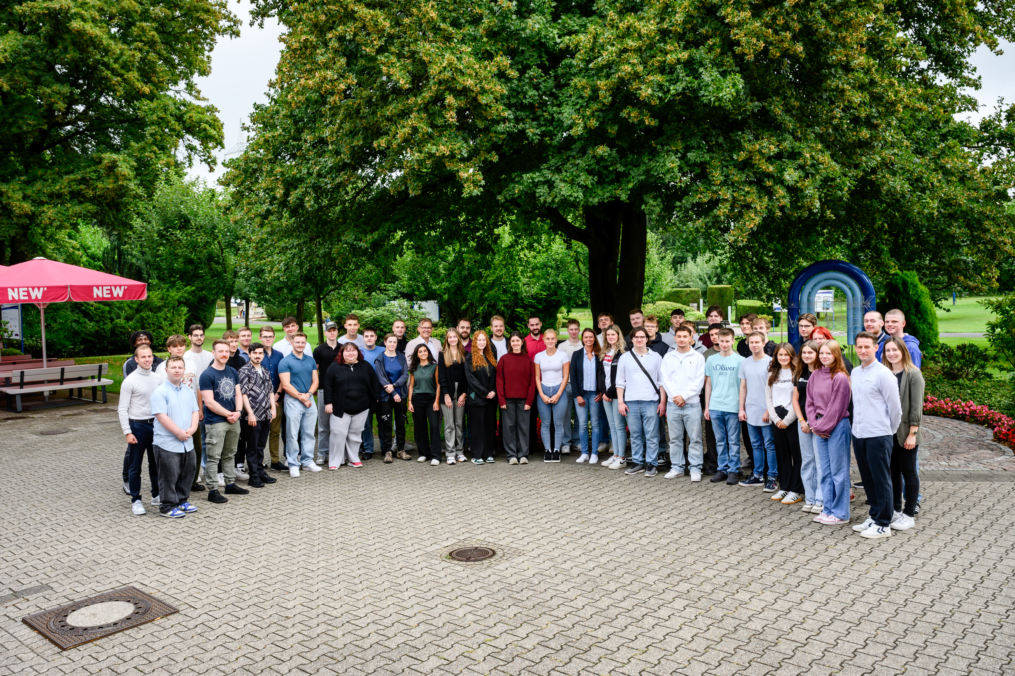 Eine Gruppe von jungen Menschen welche ihre Ausbildung bei der NEW beginnen in der Parkanlage des Wasserwerk Helenabrunn