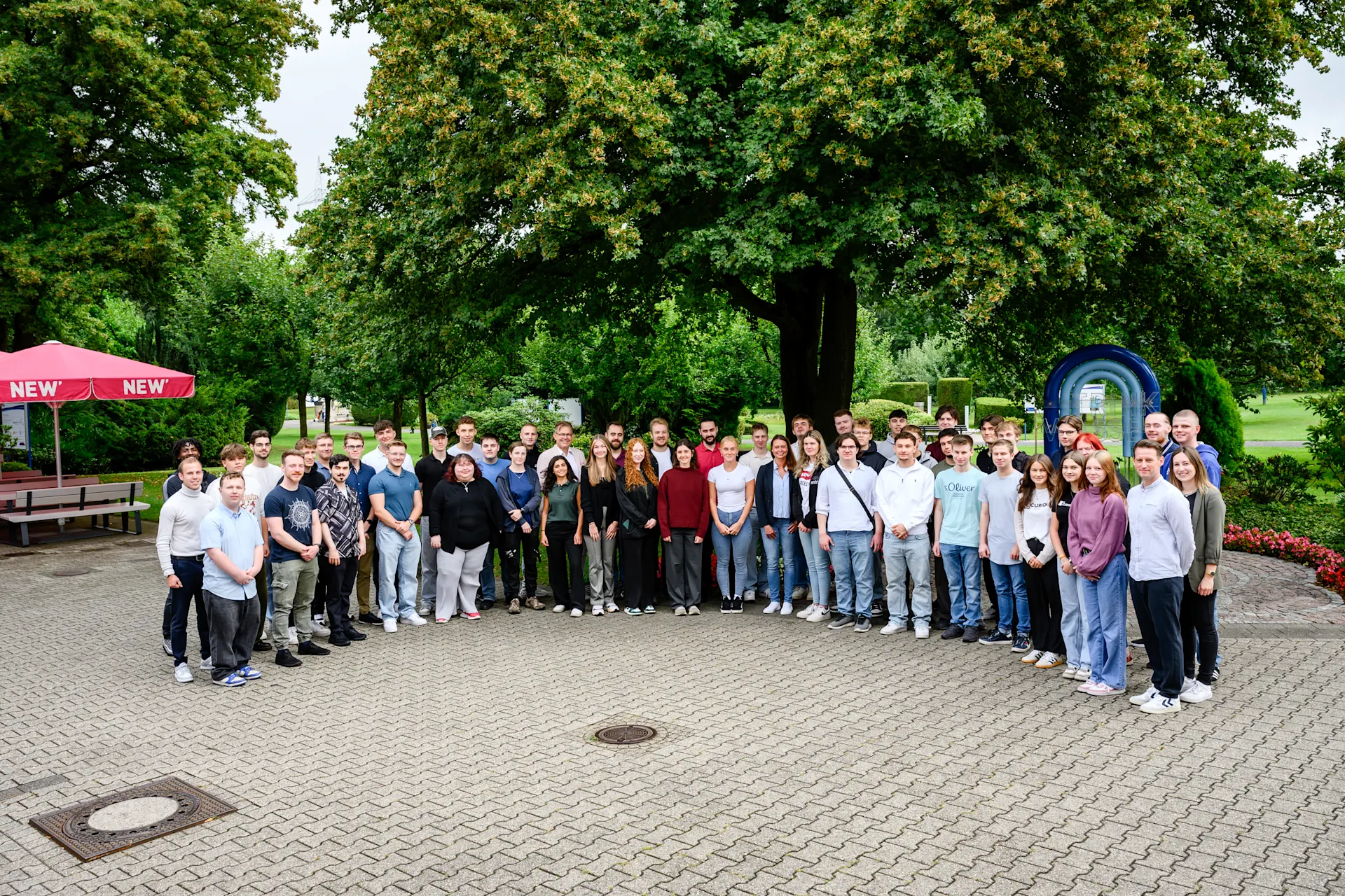 Eine Gruppe von jungen Menschen welche ihre Ausbildung bei der NEW beginnen in der Parkanlage des Wasserwerk Helenabrunn
