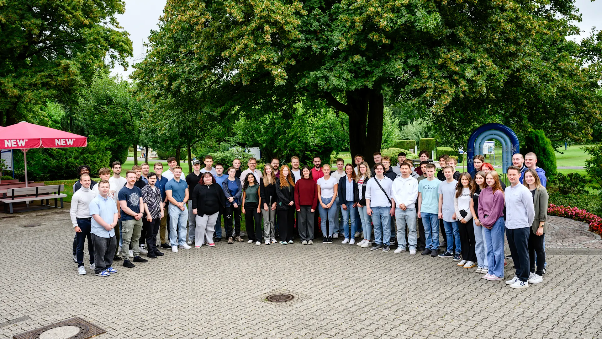 NEW Azubis Begrüßung 04.08.2025 Eine Gruppe von jungen Menschen welche ihre Ausbildung bei der NEW beginnen in der Parkanlage des Wasserwerk Helenabrunn