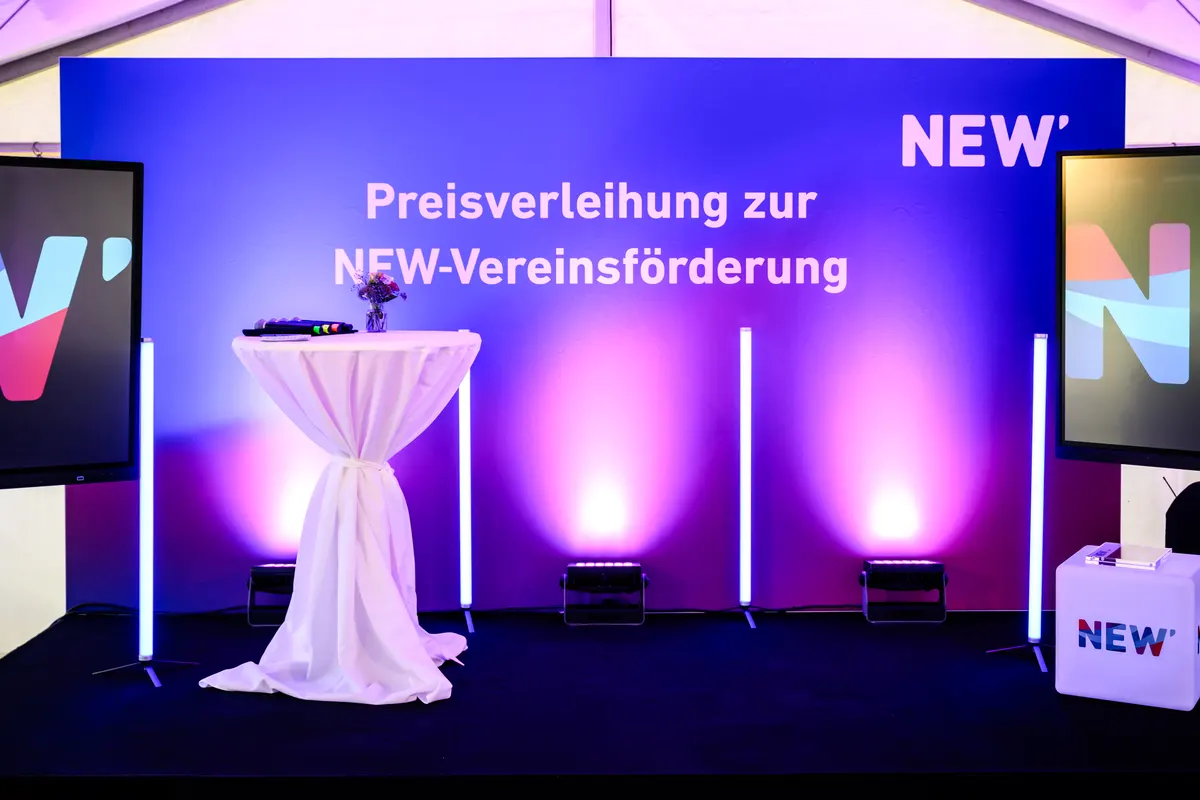 Die Bühne für die Ehrung der Gewinner-Vereine bei der NEW-Vereinsförderung steht schon bereit!